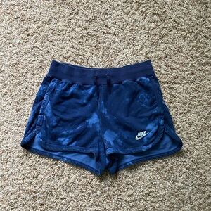 Women’s Nike blue tie dye sweat shorts, with draw string and pockets!